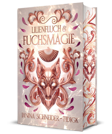 Das altrosafarbene Cover zeigt mittig in Bronze eine Fuchsmaske, darüber den Titel in großen Buchstaben und einen Fächer. Umrandet wird alles von bronzefarbenen Ornamenten und rosa- und lilafarbenen Blütenblättern. Auf dem hellen Farbschnitt sind ebenfalls eine bronzefarbene Fuchsmaske und passende Ornamente.